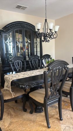 Comedor con vitrina, table with 8 chairs and china buffet