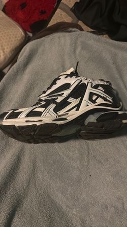 1-1 Balenciaga’s runner