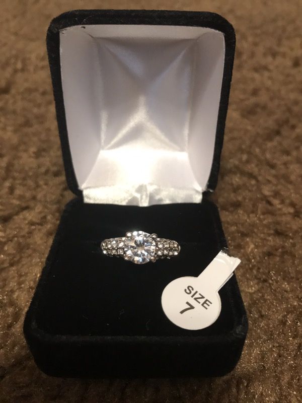 Women's Queen Lara 18 kt gold plated cubic zirconia diamond wedding engagement ring/size 7