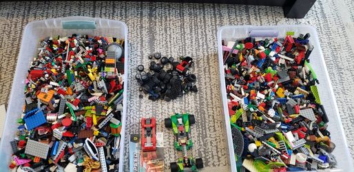 30 LBS OF RANDOM LEGOS  -Cash Only
