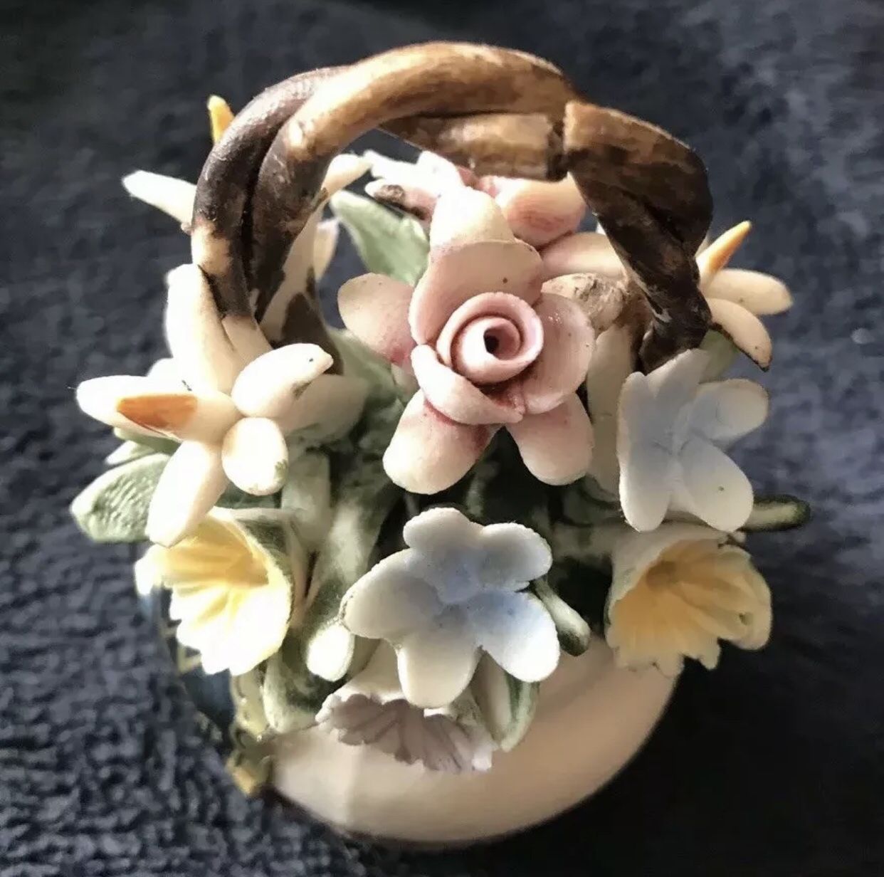 CAPODIMONTE MOLLICA MADE IN ITALY MINIATURE VASE WITH FLOWERS
