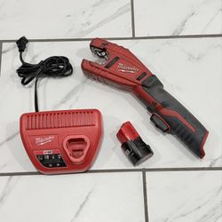 Milwaukee M12 12V Lithium-Ion Cordless Copper Tubing Cutter + Battery & Charger (Used)