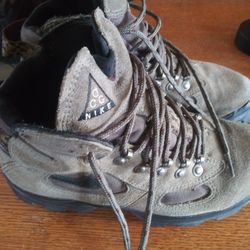 NIKE ACG HIKE BOOTS SZ.7.5