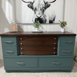 Beautiful MCM 8-Drawer Dresser