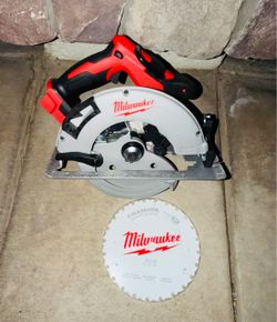 Milwaukee M18 18V Brushless Cordless 7-1/4 in. Circular Saw + Blade (Tool-Only) New