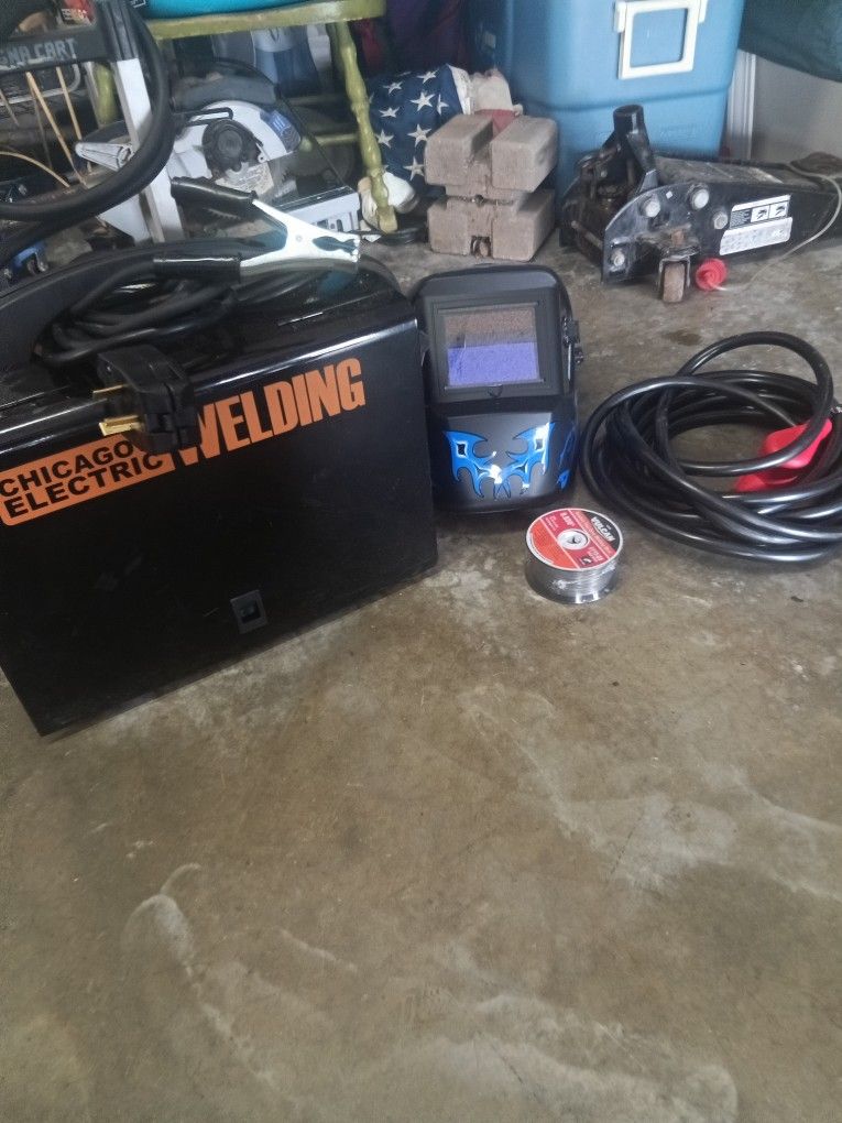 220 Chicago Electric Welder With 10 And 5  Pound Flux Core Real Helmet And 25 Ft Extension Cord