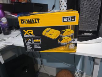DEWALT 20V MAX XR PowerPack – 2× 8Ah Batteries + Charger