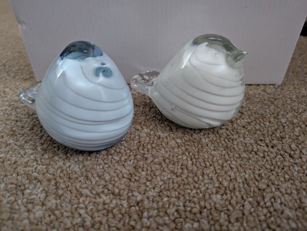 Mottled Swirl Cased Art Glass Bird Figurine Paperweight.