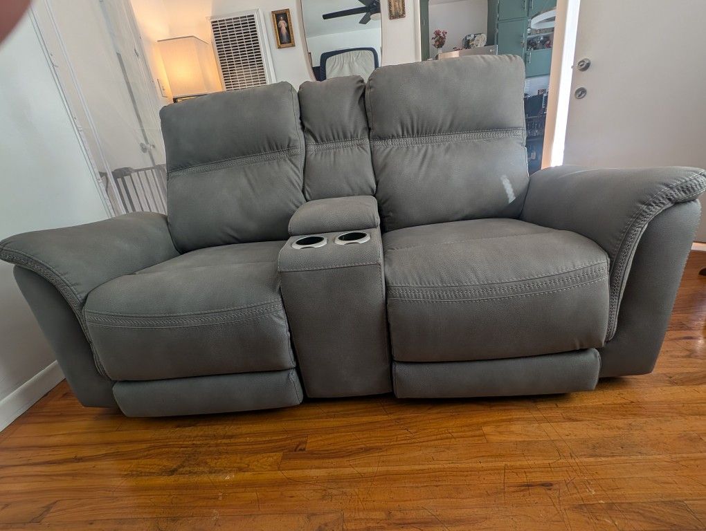 Dual Power Reclining Loveseat with Console