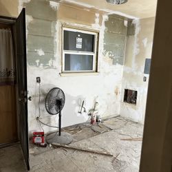 A Handyman Service Repair & Remodeling Specialist 