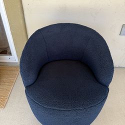 Swivel accent chair