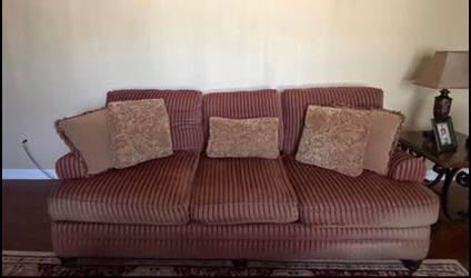 Traditional 3-Piece Living Room Set: Sofa, Coffee Table, End Table and s 2 Accent Chairs