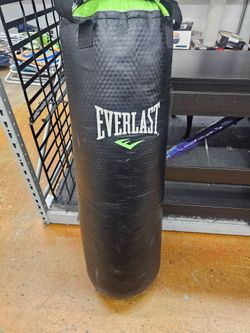 EVERLAST MMA Omnistrike Fitness Stand with EVERLAST 70-lb. Everstrike Heavy Bag