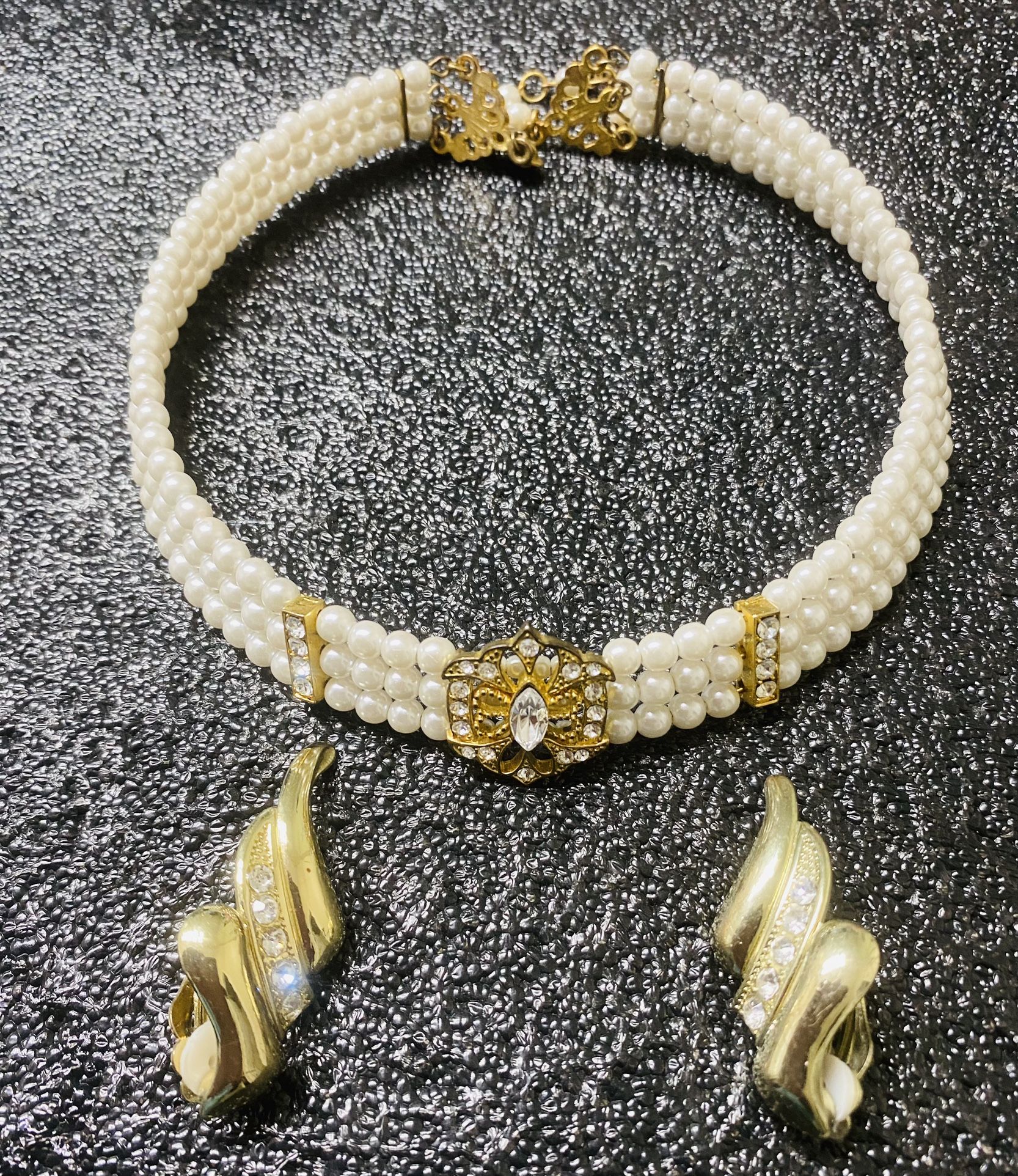 $10!: White Pearl Choker Necklace + Earrings!