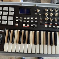 Akai MPK 25 - Digital MIDI Keyboard 🎹 *CASH ONLY*