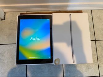 Apple iPad 5th Generation (2017) – 32GB – Works Great