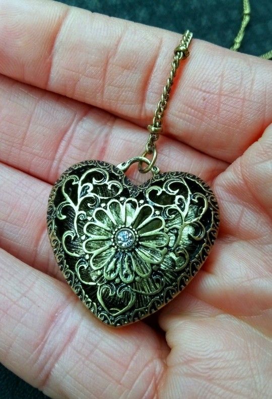 AnTiQuEd HeArT PeNdAnT NeCkLaCe