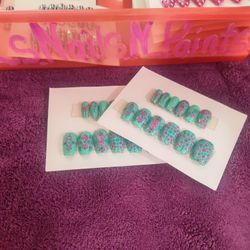 1 Set Of Press On Nails 