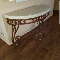 Beautiful end Table New Condition 