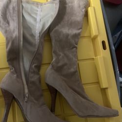   Size 8suede, knee-high boots with a stiletto heel. 