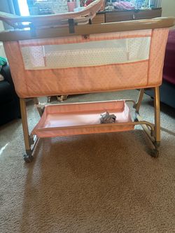 Baby bedside bassinet