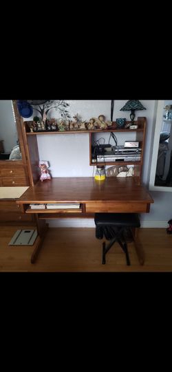 Wood nice desk with shelving