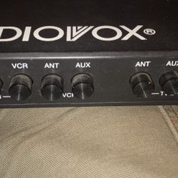 AUDIOVOX - AUDIO/VIDEO/VCR SWITCHING BOX AVCC-100
