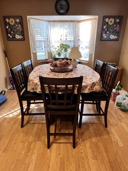 Beautiful “Like New” Dining Set 