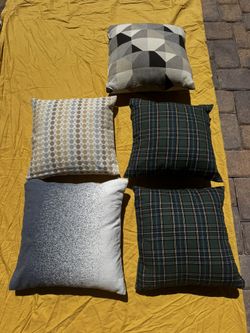 Set of decorative throw pillows