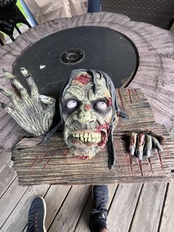 Zombies Breaking Through Wall Sculpture By Design Toscano Very Heavy Ex Cond