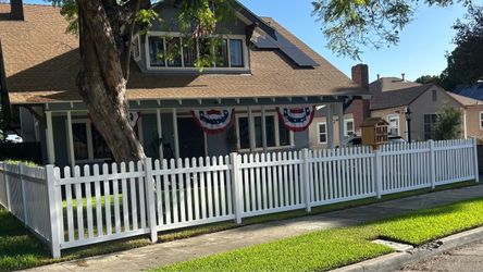 white vinyl fence