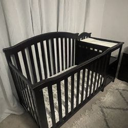 Baby Crib With Drawers And Changing Station 