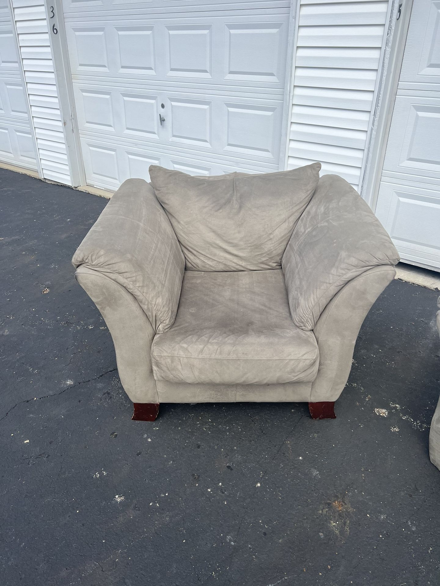 Used Comfy Couch Sofa FREE DELIVERY for Sale in Marysville, OH OfferUp