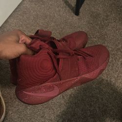 Kyrie 2 Maroon Sz 11
