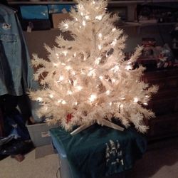 Very Clean White 3.5ft Xmas Tree
