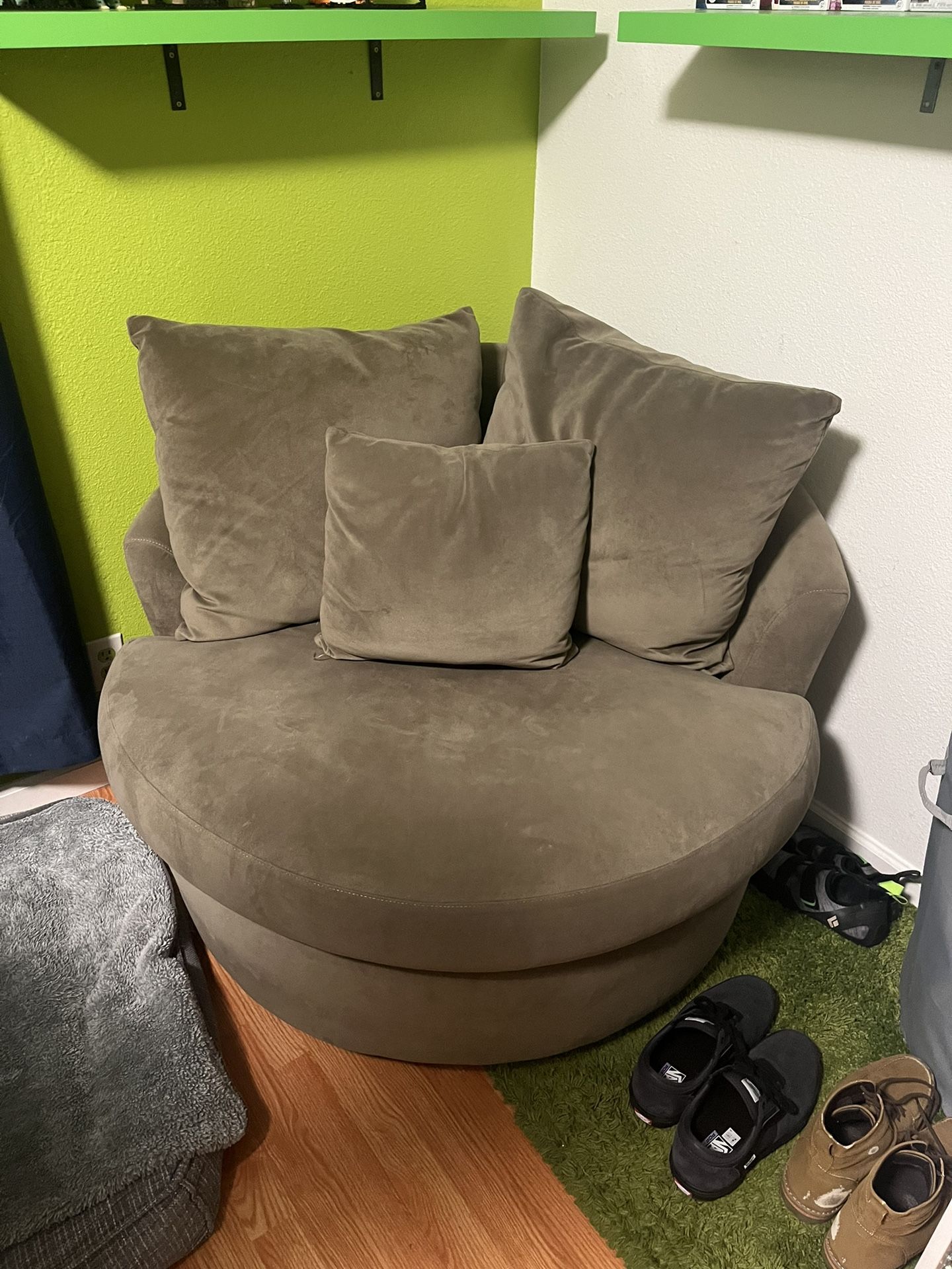 Love Seat / Small Couch