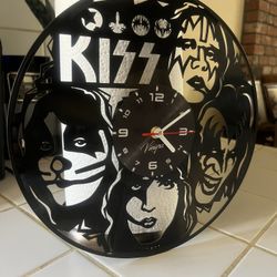 Kiss Clock