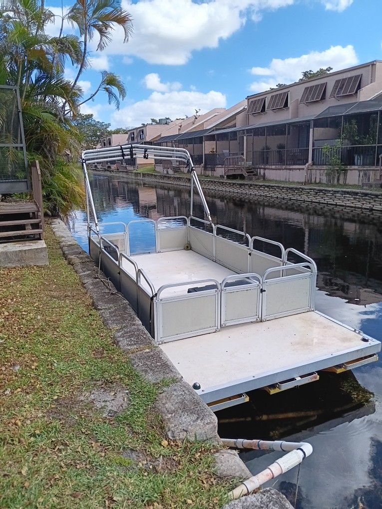 Pontoon Boat for Sale in Pembroke Pines, FL - OfferUp
