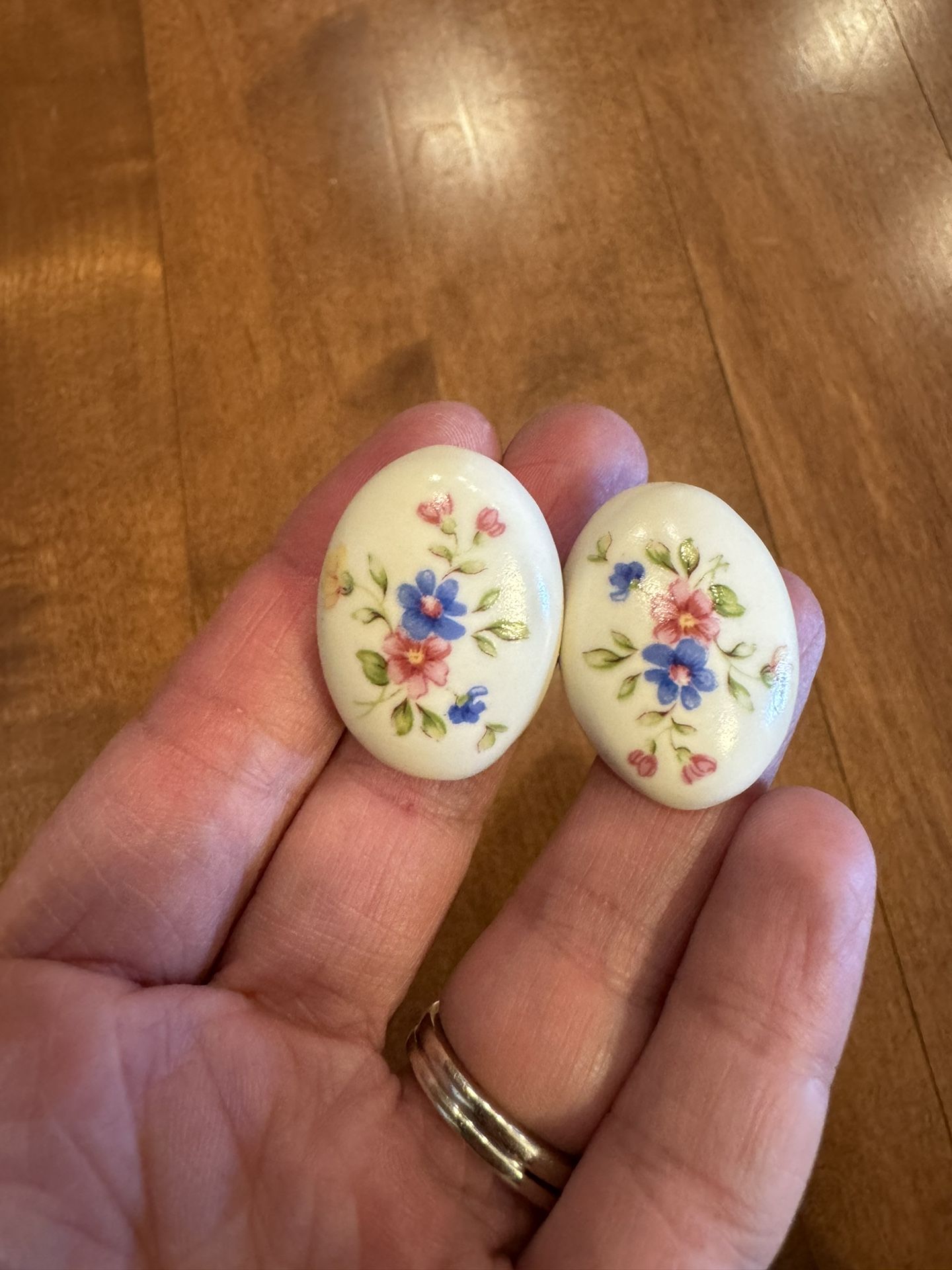 Vintage Monet Floral Earrings Shipping Avaialbe