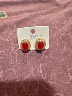 Earring gold tone