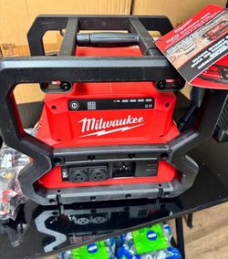 Milwaukee M18 18V Lithium-Ion Cordless 3600-Watt/1800-Watt Battery Powered Power Supply