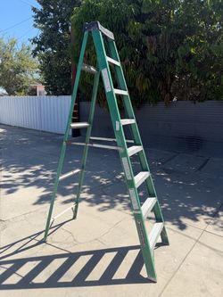 Louisville 8ft Fiberglass Ladder / Escalera