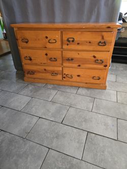Free bedrrom set complete bed  whit matress and dersser 6 drawer queen size has to asap