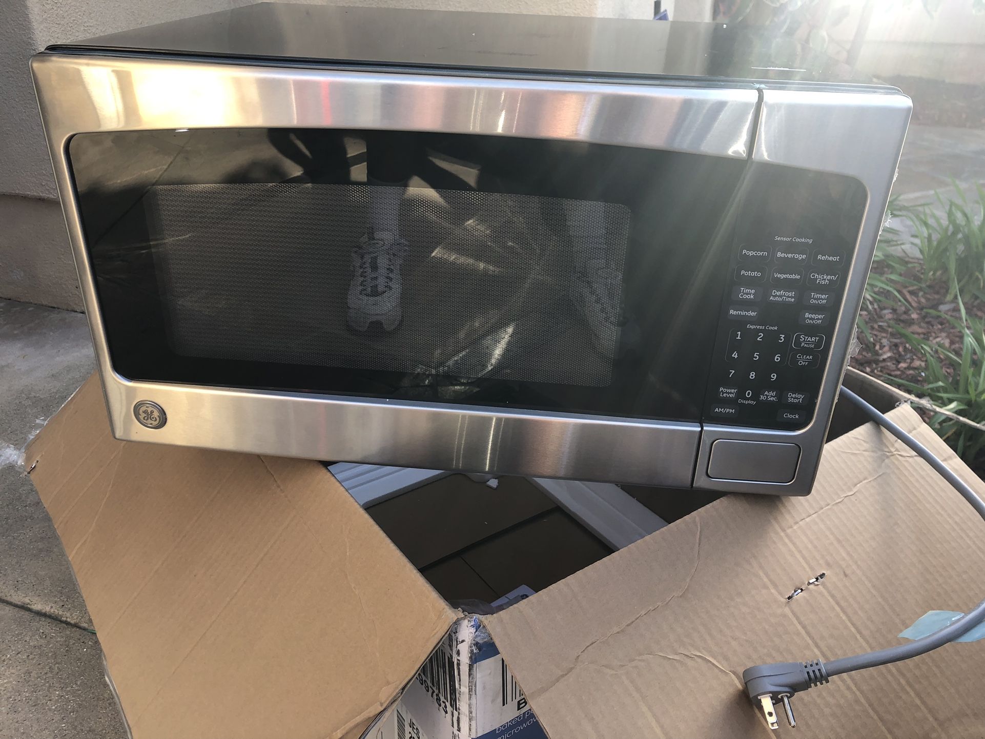 NEW GE COUNTER TOP MICROWAVE WITH FACTORY WARRANTY 2/24/24.