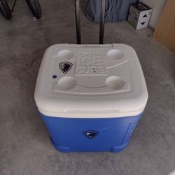 IGLOO ICE CUBE COOLER IN EXCELLENT CONDITION!