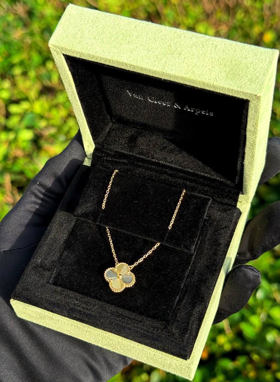 18k yellow gold Van cleef style Alhambra clover shape necklace