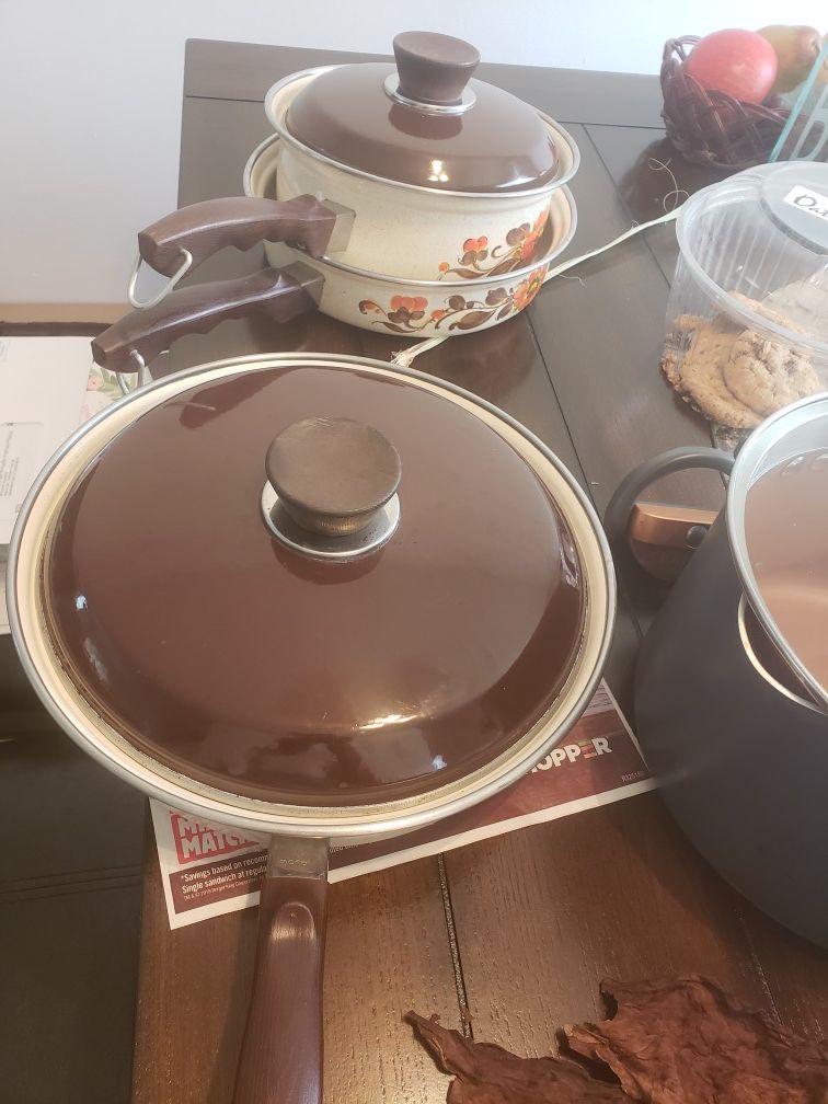 3pots with tops gently used