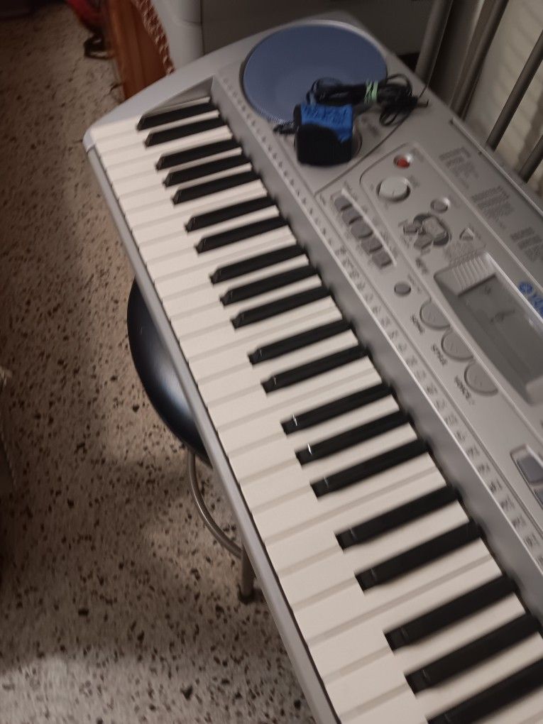 YAMAHA PIANO MODEL PSR 275. WITH BENCH AND STAND. WITH ADAPTER. BUENA CONDICION