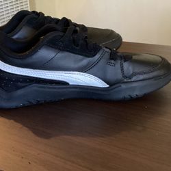 $12 YOUTH 2 PUMA SHOES BLK/white