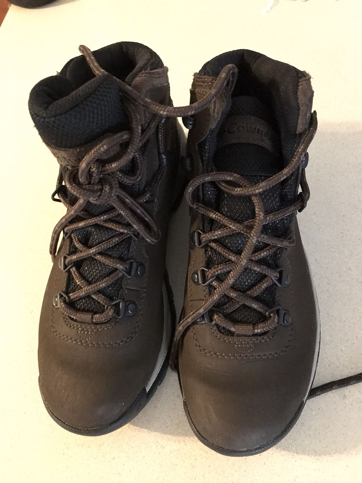 Columbia size 7.5 hiking boots mint condition